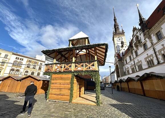 Vánoční trhy v Olomouci 2024 míří k otevření. S novou atrakcí i hrníčky