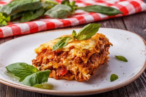 Italské lasagne patří v italské kuchyni mezi nejoblíbenější jídla, vyzkoušejte tento tradiční recept s dvěma druhy masa