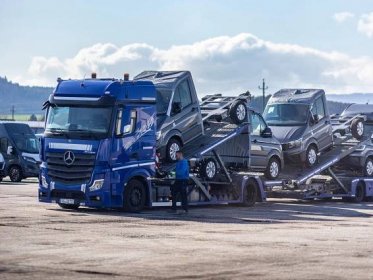 LKW beladen Transport Truckload Lagermax Hochformat