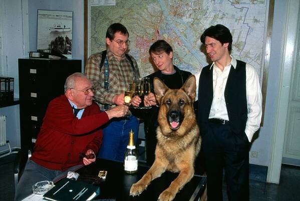 Komisař Rex - Série 3 - Závod smrti - Z filmu - Fritz Muliar, Wolf Bachofner, Heinz Weixelbraun, pes Reginald von Ravenhorst, Tobias Moretti