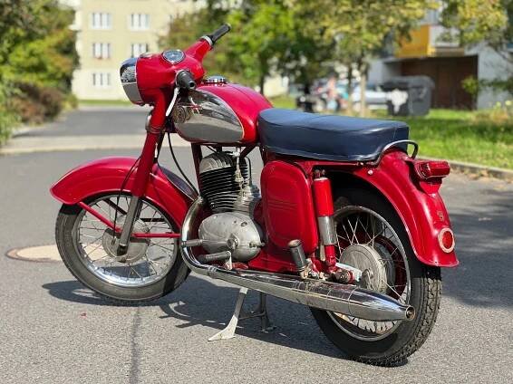 Tatra 603 "šilhavka" nebo první model Jawy. To jsou hlavní hvězdy veteránské aukce