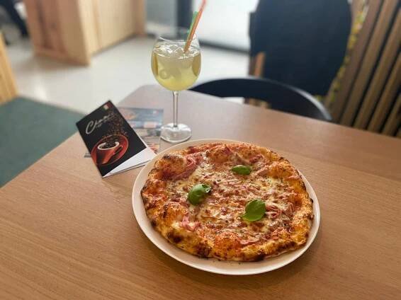 Pizza dle výběru o průměru 20 či 33 cm: Diavola, Hawai i Quatro formaggi a další druhy