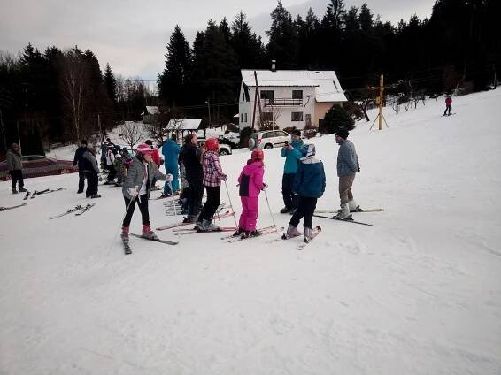 FOTO: Lyžaři na Jablonecku vyrazili do kopců, jezdí se i na malých sjezdovkách