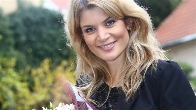 Iveta Vítová při odchodu z porodnice (18. října 2013)