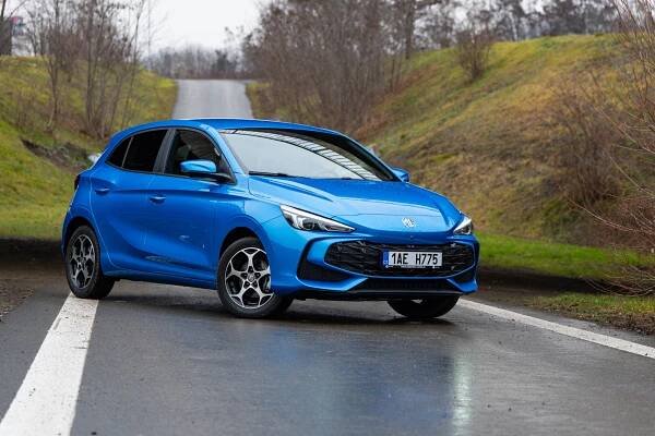 Čínská Fabia má 195 koní, žere pod pět litrů a stojí méně než půl milionu. Otestovali jsme hybridní MG3