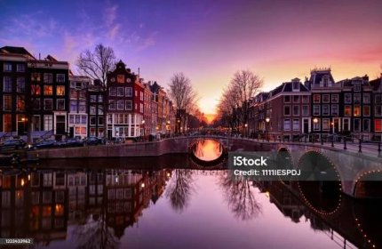 Amsterdamské kanály a typické kanálové domy za soumraku - Bez autorských poplatků Amsterdam Stock fotka