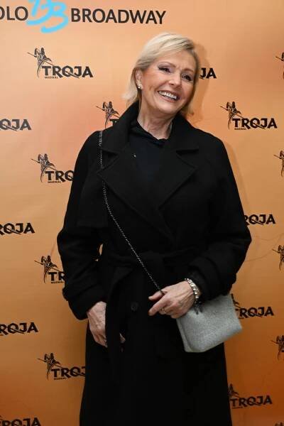 FOTO: Helena Vondráčková rozdávala úsměvy na všechny strany. – stránka 105