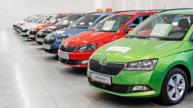 Je teď vhodné koupit ojeté auto, nebo je spíš ideální čas na to ho prodat?