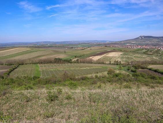Pyramida v krásné přírodě Dunajovických kopců | PrimaVylety.cz