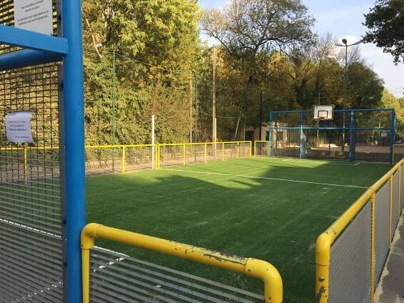 changement du gazon synthétique du city stade de Grans dans les Bouches du Rhône
