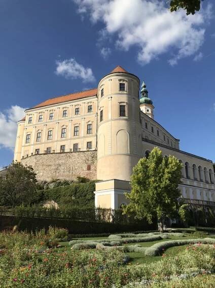 MIKULOV - CHATEAU: FROM ASHES — Den architektury