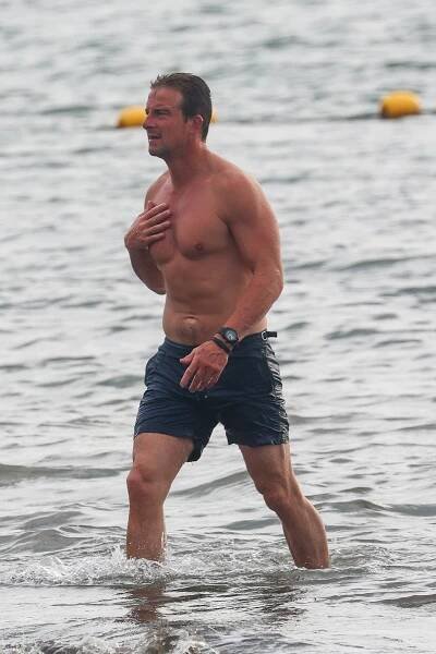 Hvězda pořadu Nutné k přežití Bear Grylls a ikona tenisu Boris Becker předvedli kondici v plavkách. Natáčí spolu show