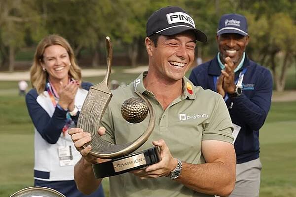Viktor Hovland slaví triumf na Valspar Championship.
