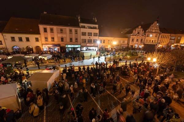 Písek svítí! V neděli se slavnostně rozzářil strom, adventní městečko i kluziště