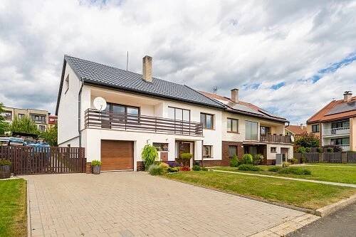 Rodinný dům s bazénem v obci Domaželice u Přerova - HUSKY REALITY 