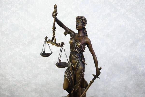 Spravedlnost, bronzová figurální socha Themis, dárek pro právníka | Aukro
