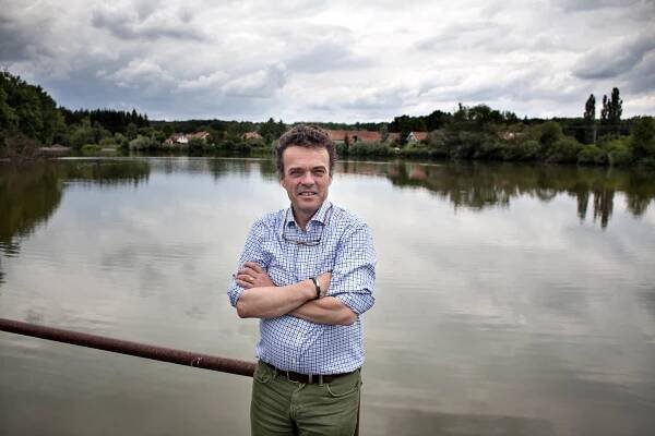 Tomáš Czernin na hrázi svého Komárovského rybníka (Foto: HN – Václav Vašků)