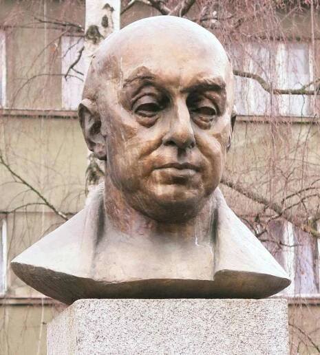 Pomník Pabla Nerudy v parku mezi ulicemi Donátova a Vrchlického | Drobné památky 