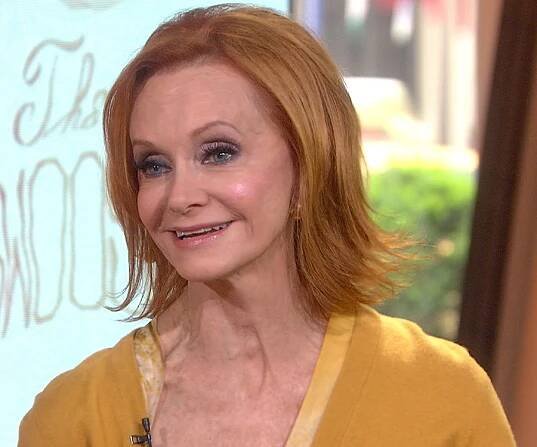 Swoosie Kurtz Biography - Facts, Childhood, Family Life & Achievements