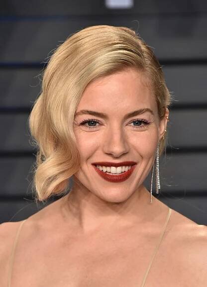 Sienna Miller attends the 2018 Vanity Fair Oscar Party hosted by Radhika Jones at Wallis Annenberg Center for the Performing Arts on March 4, 2018 in Beverly Hills, California
