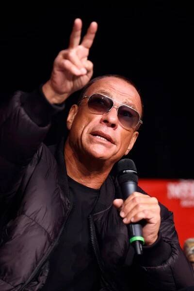 Drsný akční hrdina Jean-Claude Van Damme (62) míří do Prahy. Mrkněte, jak dnes vypadá