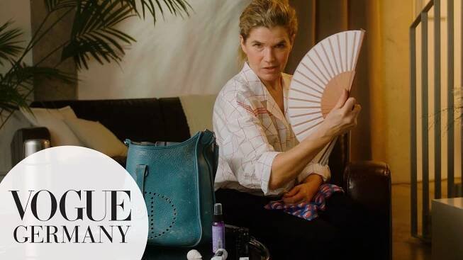 Anke Engelke öffnet ihre Tasche und zeigt ihre nachhaltigen Essentials