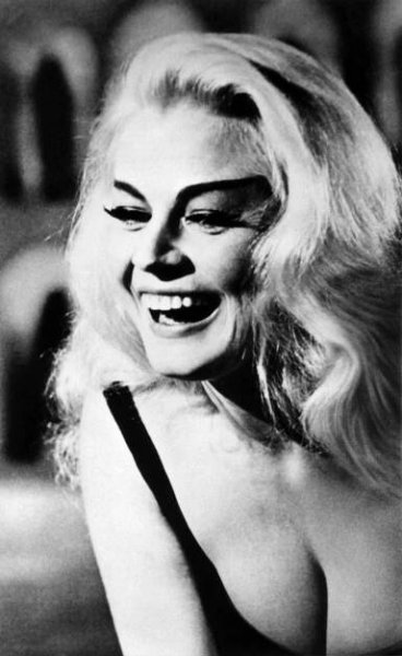 Anita Ekberg: švédská herečka a modelka, známá zejména z filmu Sladký život