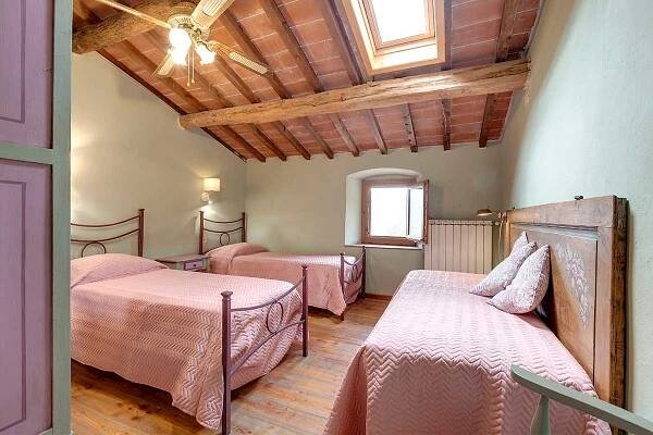 Tuscany farm holidays with swimming pool: Torretta apartment