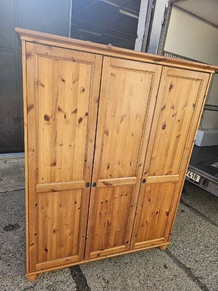 ŠATNÍ SKŘÍŇ IKEA LEKSVIK