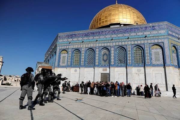 U mešity Al-Aksá v Jeruzalémě se střetla policie s Palestinci. Do nemocnic bylo odvezeno 90 raněných