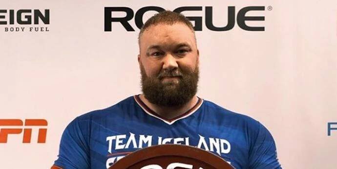 Thor Björnsson pomáhá charitě: Do tomboly dal dvě závaží z činky, kterou trhal rekordy