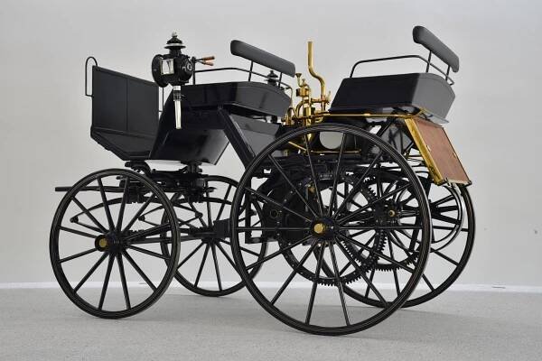 Das erste vierrädrige Automobil der Welt - die Daimler Motorkutsche