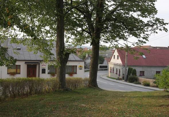 Soubor:Olší (okres Brno-venkov) - pohled od kostela.jpg – Wikipedie