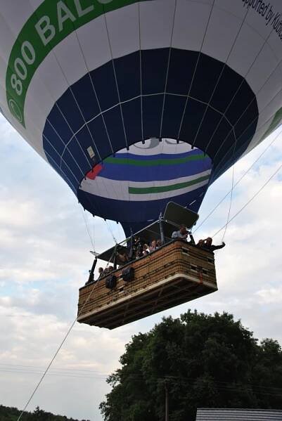 FOTO, VIDEO: Obr mezi balony letěl nad Břestkem. Unese 24 lidí