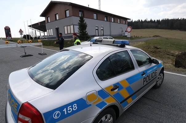 Místo karantény do zahraničí. Lidé se snaží nelegálně přejíždět hranice