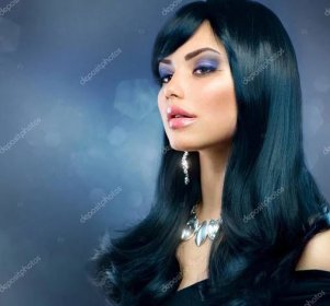 Stáhnout - Luxusní brunetka holka. zdravé dlouhé černé vlasy a prázdninové make-up — Stock obrázek