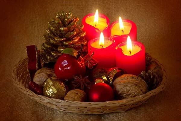Adventní svíčky nemusí být jen na věnci! Vyrobte si dekoraci na poslední chvíli