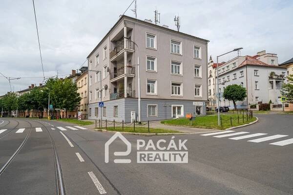 PACÁK REALITY s.r.o. Prodej prostorného bytu 3+1 v historickém domu v centru Olomouce, ul. Štítného