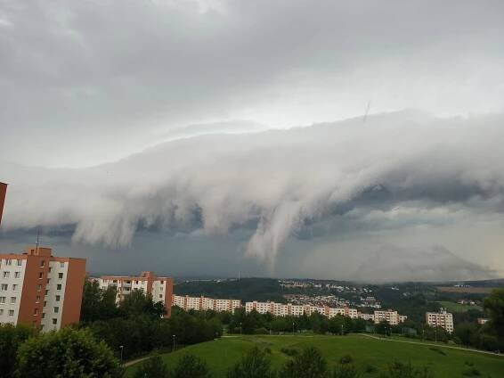 Česko fascinují "zlověstné" mraky nad Zlínem. Znak prudkého zhoršení počasí, říká Žák