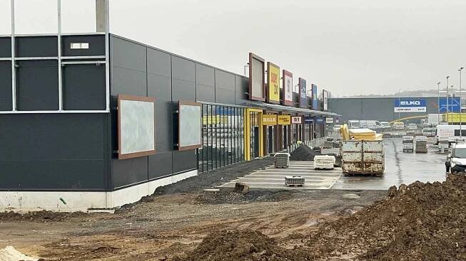 Největší nákupní zóna Chomutova, která je v Otvicích, dále roste. Přibydou nové obchody i parkovací místa.