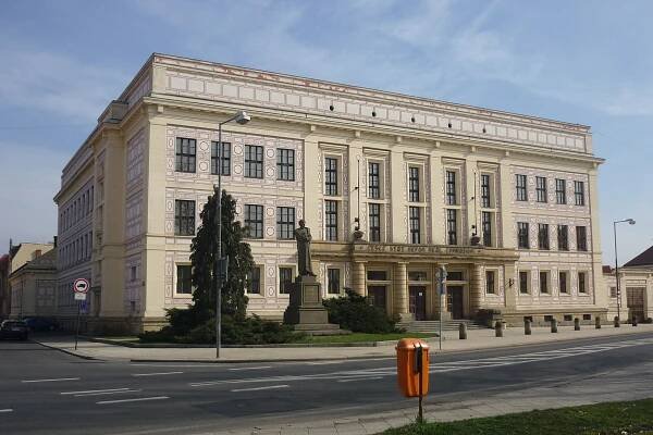Soubor:Dux-Gymnasium1.jpg