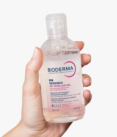 Sensibio AR+ Micelární gel | Dermatologický micelární gel proti začervenání se zklidňujícími účinky již ve fázi čištění.