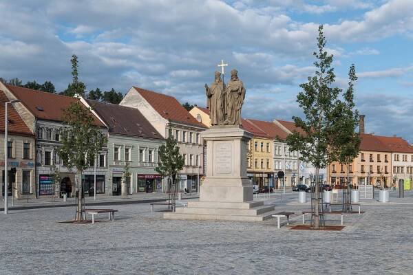 Karlovo náměstí v Třebíči soutěží o cenu architektů, na fotkách mu to sluší
