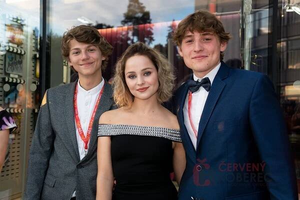 Vlastina Svátková, Tomáš Dalecký, Tomáš Mrvík, Anastasia Chocholatá a další uvedli film Smečka | Červenýkoberec.cz