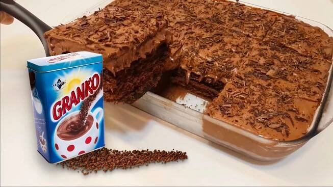 Granko KREMEŠ se zakysanou smetanou a čokoládou: Hrnkový recept dělám rovnou dva plechy, nezůstane ani drobeček!