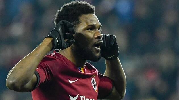 Benjamin Tetteh ze Sparty se v derby na Slavii raduje z gólu, který ale sudí vzápětí po poradě s videorozhodčím neuznal.