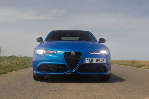 Alfa Romeo Giulia Q4 Veloce je ódou na radost a řidičskou zábavu