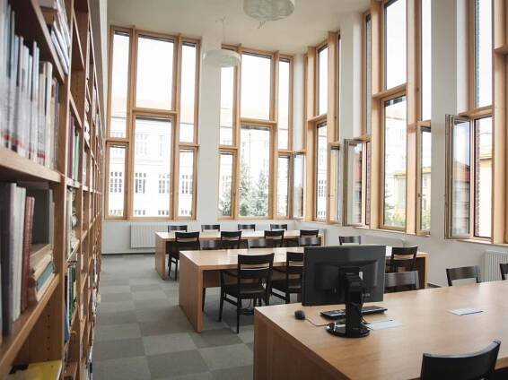 Studenti filozofické fakulty začnou semestr v novém. Opravy stály půl miliardy