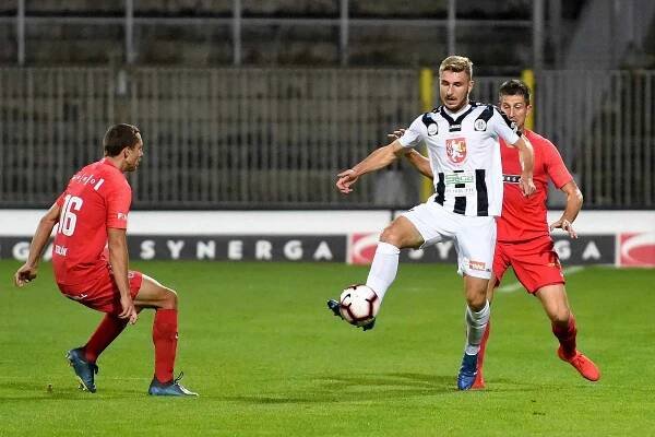 Rosice 28.09.2019 - domácí FC Zbrojovka Brno (červená) proti FC Hradec Králové