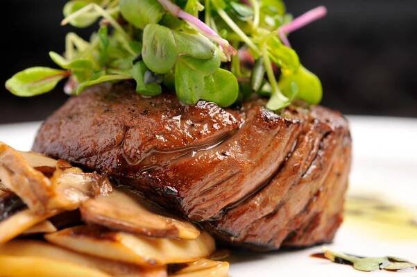Steak ze svíčkové s česnekovým máslem – recept - Receptik.cz